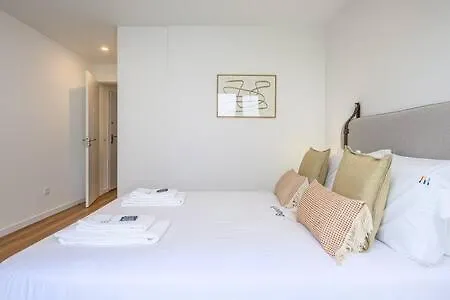 Liiiving In - Downtown Essence B Apartment