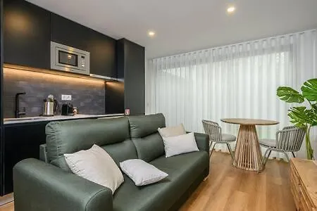 Liiiving In - Downtown Essence B Apartment *