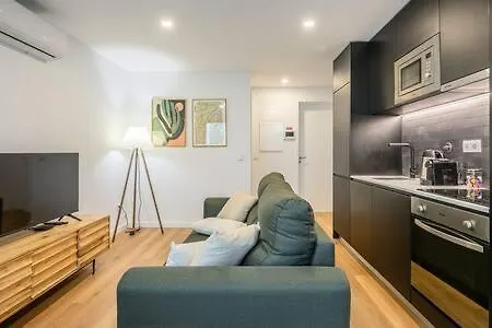 Liiiving In - Downtown Essence B Apartment